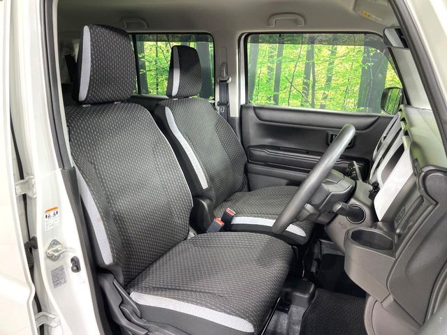 運転席シート廻りは使用感も少なく、良好な状態となっています。丁寧に使われていたことがよくわかりますね。