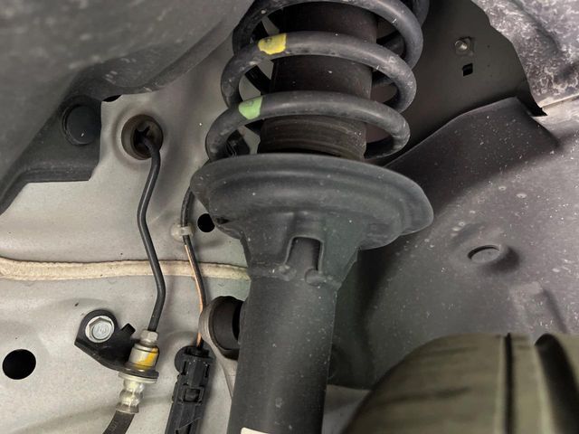 お車を安心してお乗りいただく為には、足回りの定期点検が欠かせません。サービスサポート（有償保証）では無料点検もご提供しており、安心のカーライフをお過ごしいただけるサポート体制が整っています。