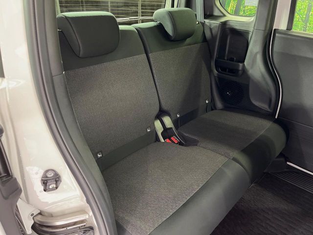 後部座席も気になるようなキズ・汚れやへたり等、大きなダメージはなく、良好な状態です。