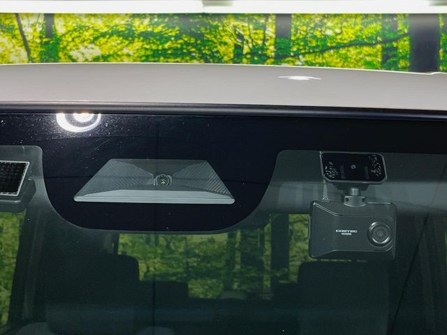 【ホンダセンシング】走行中に前方の車両等を認識し、衝突しそうな時は警報とブレーキで衝突回避と被害軽減をアシスト。より安全にドライブをお楽しみいただけます。