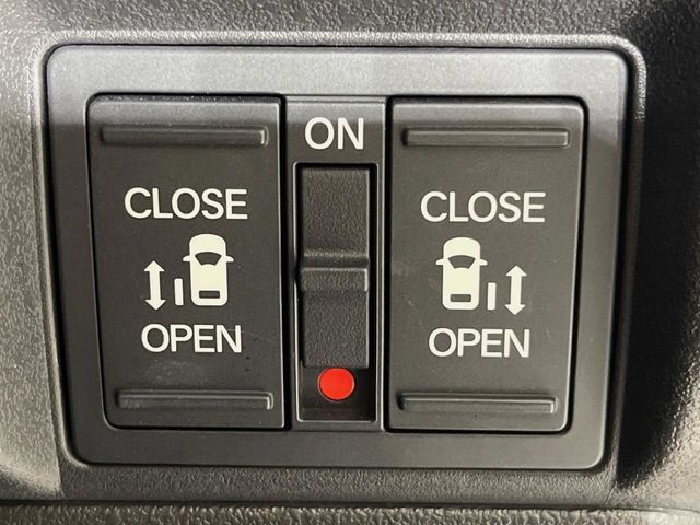 【両側パワースライドドア】スマートキーや運転席のスイッチで後席両側スライドドアの開閉が可能♪電動だから力を入れてドアを開ける必要が無く、小さなお子様でも簡単に開け閉めでき快適です♪