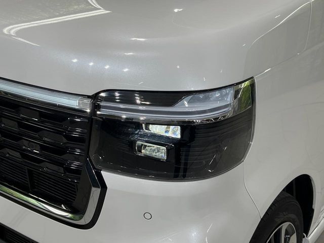 【LEDヘッドライト】悪天候や夜間走行時も良好な視界を確保し安心して運転できる高輝度LEDヘッドライトを装備！点灯速度が早く、消費電力も抑えられています。