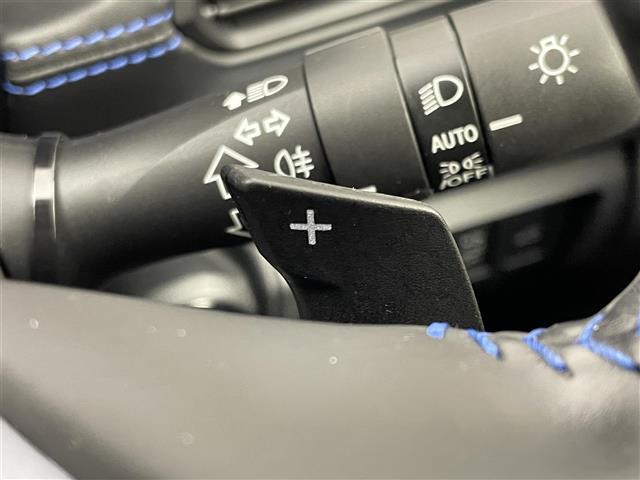 【パドルシフト】ステアリングからのミッション操作が可能です。