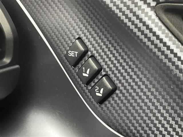 【シートメモリー】運転を交代するたびに、いちいち合わせ直すのは面倒、急いでいるときに直し忘れていたりすると、危ないことも。各自の最適なシート位置がスイッチ一つで再現できるので、とってもスムーズ。