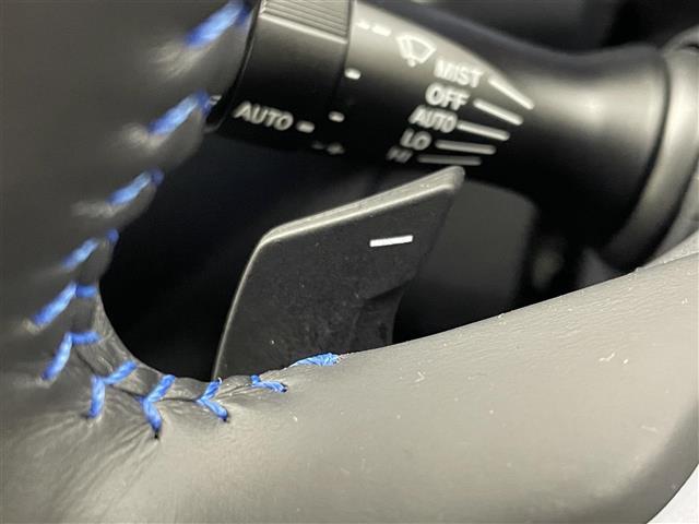 【パドルシフト】ステアリングからのミッション操作が可能です。