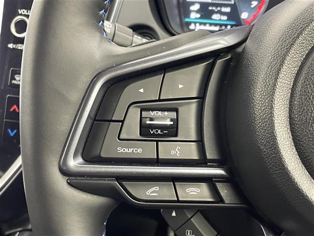 【ステアリングスイッチ】手元のボタンから、オーディオやナビなどの操作ができるので、よそ見をせずに安全に運転に集中できます！