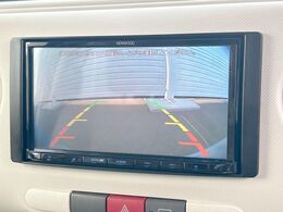 【バックカメラ】駐車時に後方がリアルタイム映像で確認できます。大型商業施設や立体駐車場での駐車時や、夜間のバック時に大活躍！運転スキルに関わらず、今や必須となった装備のひとつです！
