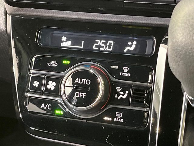 【オートエアコン】一度お好みの温度に設定すれば、車内の温度を検知し風量や温度を自動で調整。暑い…寒い…と何度もスイッチ操作をする必要はありません。快適な車内空間には必須の機能ですね♪