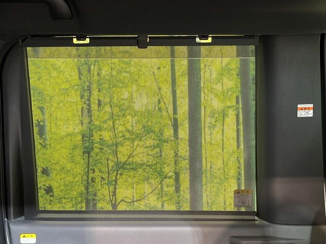 【ロールシェード】日差しや車外からの光が眩しいときにサッと引き出して使える、ロール格納タイプのサンシェードを装備。後席に乗ったお子様がウトウトしだした時など、ぜひご活用ください♪