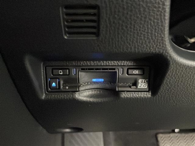 【ETC】有料道路を利用する際に料金所で停止することなく通過できる、ETC車載器（ノンストップ自動料金収受システム機器）が装備されています。セットアップを行うことで利用可能になります。