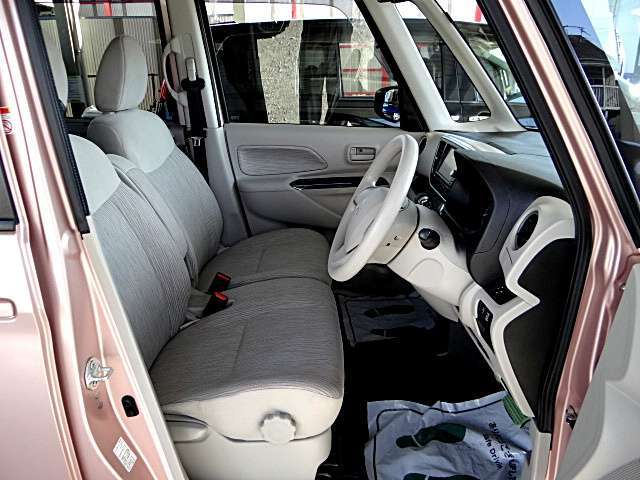 綺麗にクリーニングされた室内。当店はクリーニング専門員が1台1台丁寧にクリーニングを施工しております。是非とも他店の商品と見比べてください。