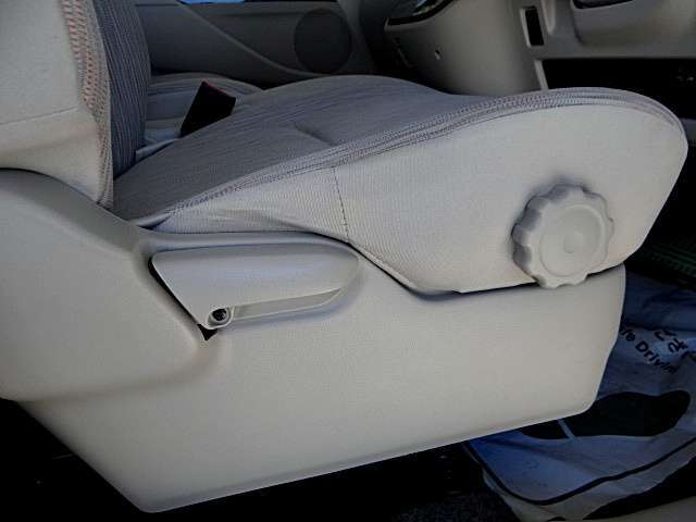 シートリフター装備で座面の上下調整が可能です