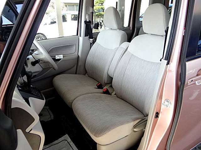 綺麗にクリーニングされた室内。当店はクリーニング専門員が1台1台丁寧にクリーニングを施工しております。是非とも他店の商品と見比べてください。