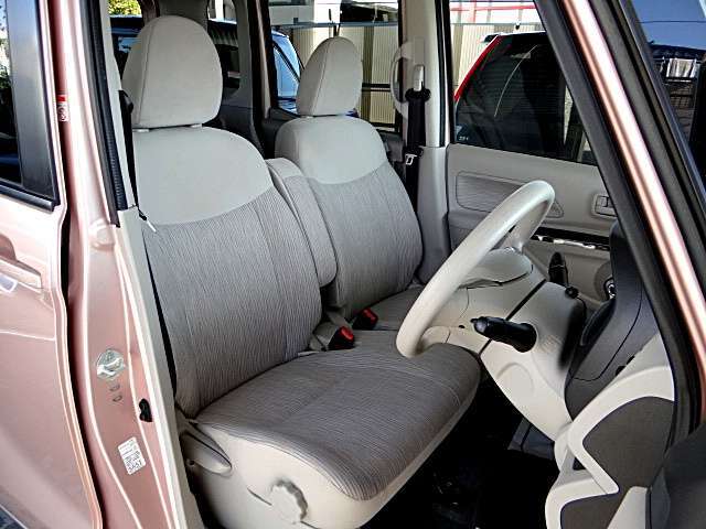 綺麗にクリーニングされた室内。当店はクリーニング専門員が1台1台丁寧にクリーニングを施工しております。是非とも他店の商品と見比べてください。