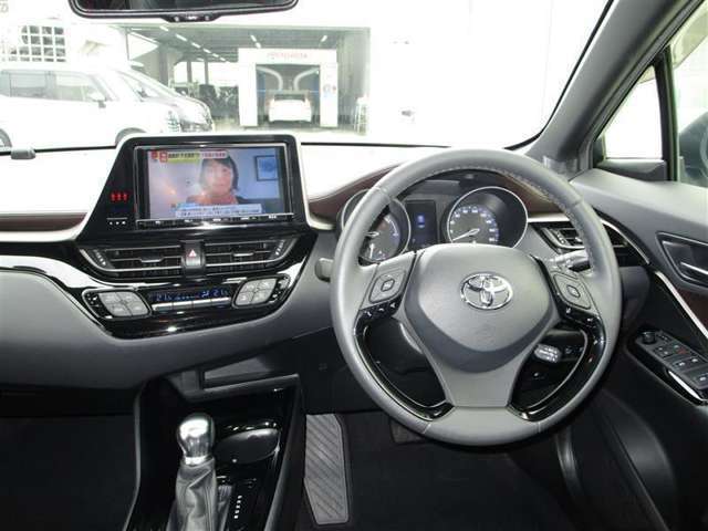 CH-Rの運転席周りです。