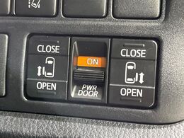 【両側パワースライドドア】スマートキーや運転席のスイッチで後席両側スライドドアの開閉が可能♪電動だから力を入れてドアを開ける必要が無く、小さなお子様でも簡単に開け閉めでき快適です♪