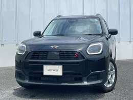 ご納車前には、MINIを熟知したメカニックによる100項目の点検・整備を行います。不具合箇所、交換時期に達している部品に関しましては、全て当社負担で交換してからのご納車となります。