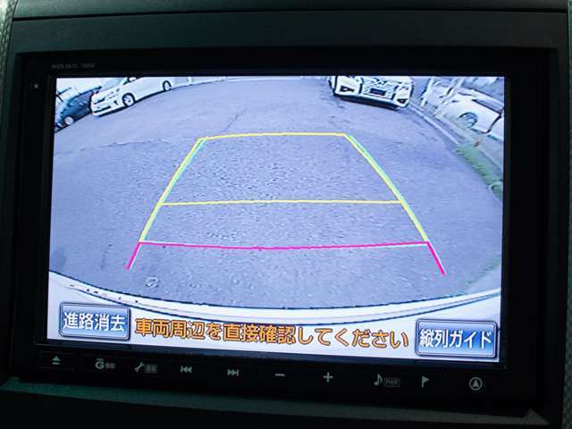 ギアをバックに入れると自動的に切り替わる優れものです。鮮明なカメラ画像にて車庫入れをサポートしてくれます。