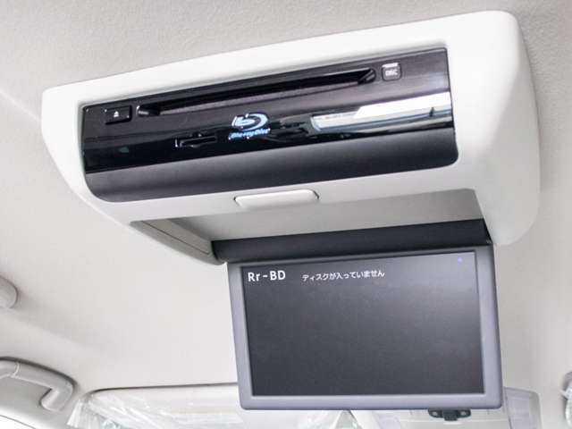 後席フリップダウンモニター装備！後席の方も一緒にご覧になれます！ドライブも大勢で楽しく行けますね！