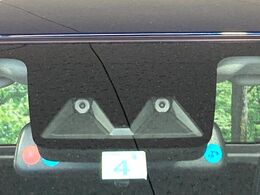 【スマートアシスト】走行中に前方の車両等を認識し、衝突しそうな時は警報とブレーキで衝突回避と被害軽減をアシスト。より安全にドライブをお楽しみいただけます。