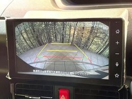 【バックカメラ】駐車時に後方がリアルタイム映像で確認できます。大型商業施設や立体駐車場での駐車時や、夜間のバック時に大活躍！運転スキルに関わらず、今や必須となった装備のひとつです！
