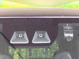 【スマートアシスト】走行中に前方の車両等を認識し、衝突しそうな時は警報とブレーキで衝突回避と被害軽減をアシスト。より安全にドライブをお楽しみいただけます。