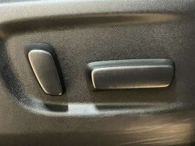 パワーシート搭載。微妙な調整が手軽にでき、ピッタリのポジションで運転することが可能です。