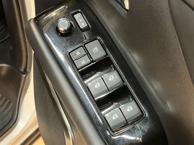 電動格納式ミラー・パワーウインドウを装備しています。