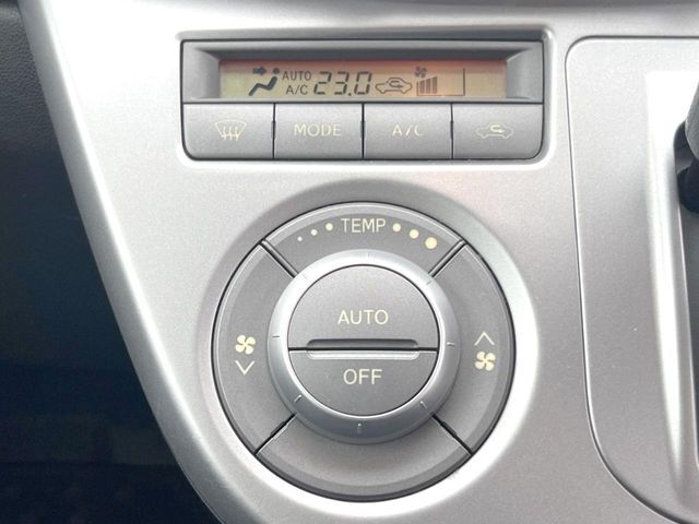 【オートエアコン】一度お好みの温度に設定すれば、車内の温度を検知し風量や温度を自動で調整。暑い…寒い…と何度もスイッチ操作をする必要はありません。快適な車内空間には必須の機能ですね♪