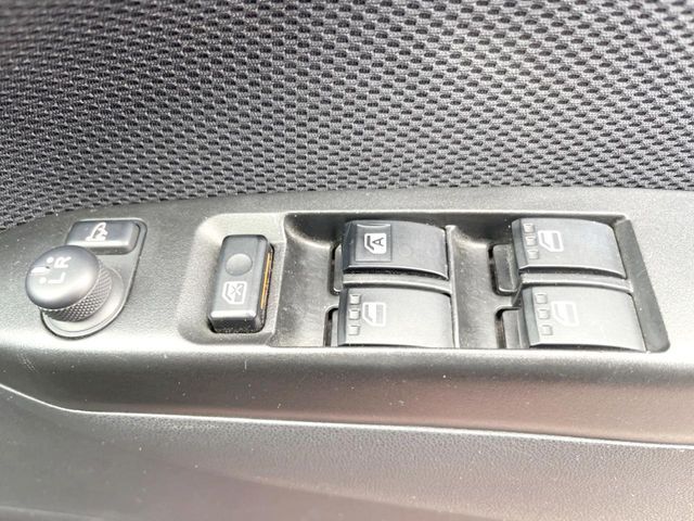 【電動格納ミラー】サイドミラーは電動格納式となっており、狭い駐車場でもキズがつくリスクを抑えられます。