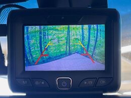 【バックカメラ】駐車時に後方がリアルタイム映像で確認できます。大型商業施設や立体駐車場での駐車時や、夜間のバック時に大活躍！運転スキルに関わらず、今や必須となった装備のひとつです！