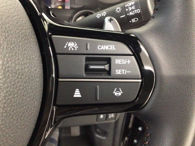 【アダプティブ・クルーズ・コントロール】予め設定した車速内でクルマが自動的に加減速。 前走車との適切な車間距離を維持しながら追従走行し、高速道路でのドライバーの疲労を軽減してくれる嬉しい機能付♪