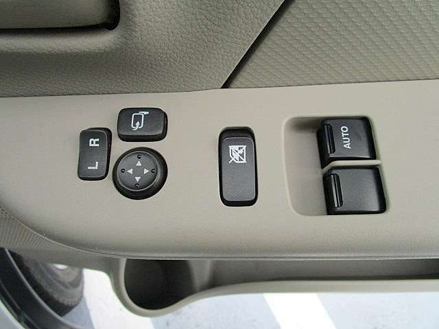 運転席の手元でも操作可能なスイッチも付いております☆