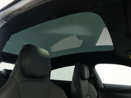 パノラマサンルーフにより車内がより一層明るくなります