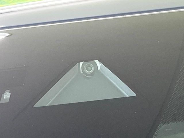 【スマートブレーキサポート】走行中に前方の車両等を認識し、衝突しそうな時は警報とブレーキで衝突回避と被害軽減をアシスト。より安全にドライブをお楽しみいただけます。