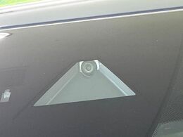 【スマートブレーキサポート】走行中に前方の車両等を認識し、衝突しそうな時は警報とブレーキで衝突回避と被害軽減をアシスト。より安全にドライブをお楽しみいただけます。