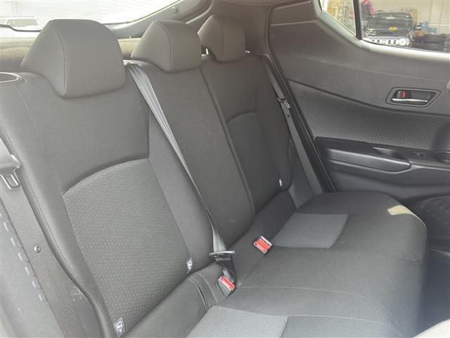 【セカンドシート】2列目も広々お乗りいただけます♪店舗にて現車の確認もいただけますので、お電話で在庫のご確認の上是非ご来店くださいませ！！！ワクワクするクルマ選びをご提案します！