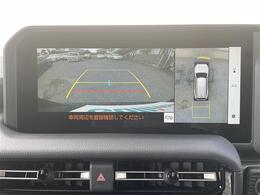 【パノラミックビューモニター】クルマを真上から見下ろした視点で駐車をサポートします。クルマの斜め後ろや真横など、いち早く障害物に気が付くことができます。