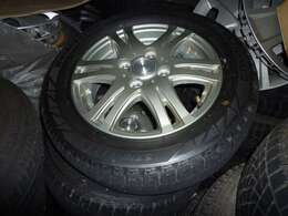 スタッドレスタイヤをお付けします！ごきぼうであれば納車時に無料で取付しておきます。