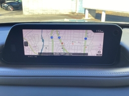 マツダコネクトはソフトウェアをアップデートでき、常に最新のサービスを利用できるコネクティビティシステム。インターネットラジオの聴取、ハンズフリー通話、ナビゲーションなどの機能を搭載しております！！