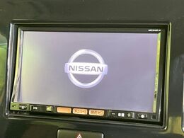 【純正ナビ】人気の純正ナビを装備しております。ナビの使いやすさはもちろん、オーディオ機能も充実！キャンプや旅行はもちろん、通勤や買い物など普段のドライブも楽しくなるはず♪