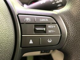 【アダプティブクルーズコントロール】高速道路での長距離走行が楽に！！自動で速度を保つクルーズコントロールが、衝突軽減システムと連携し、前方の車両を感知して車間を保つように速度調節してくれます！！