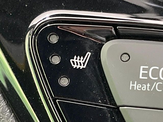 【シートヒーター】寒い日に重宝するシートヒーター！エアコンより早く温まってくれるので寒がりの人も安心ですね♪エアコンの温風は乾燥するから苦手、という方にもをおすすめです。