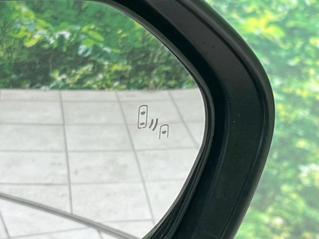 【ブラインドスポットモニター】走行中、ドアミラーの死角になりやすい箇所に後続車が接近するとサイドミラーのレンズに警告を表示！ドライバーに注意喚起をしてくれます。