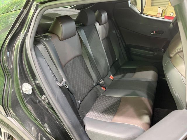 後部座席も気になるようなキズ・汚れやへたり等、大きなダメージはなく、良好な状態です。