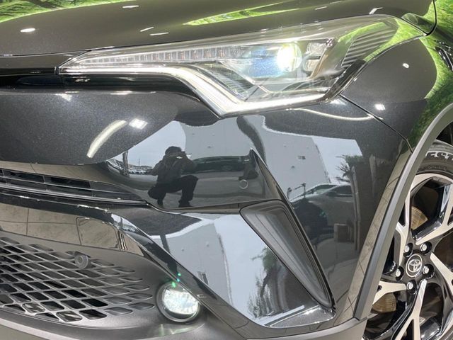 【LEDヘッドライト】悪天候や夜間走行時も良好な視界を確保し安心して運転できる高輝度LEDヘッドライトを装備！点灯速度が早く、消費電力も抑えられています。