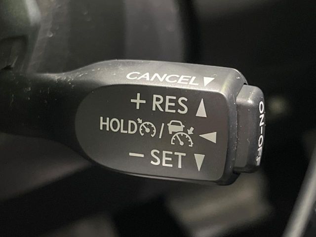 【レーダークルーズコントロール】高速道路での長距離走行が楽に！！自動で速度を保つクルーズコントロールが、衝突軽減システムと連携し、前方の車両を感知して車間を保つように速度調節してくれます！！