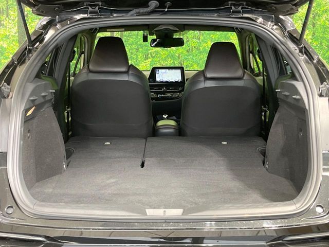 後席を格納すると、これだけの広さが！シーンに合わせたシートアレンジで、大きな荷物も積むことが出来ます♪