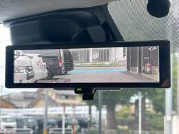 【インテリジェントルームミラー】搭載、乗員、ヘッドレスト、積載物などでさえぎられがちなルームミラーの後方視界をクリアに保ちます。