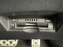 【ETC】有料道路を利用する際に料金所で停止することなく通過できる、ETC車載器（ノンストップ自動料金収受システム機器）が装備されています。セットアップを行うことで利用可能になります。
